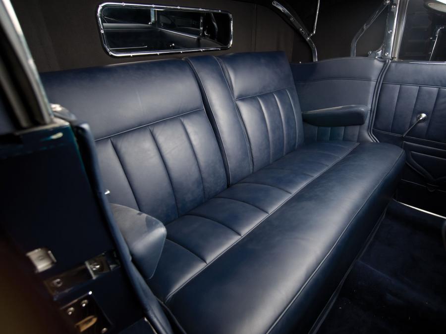 Интерьер Auburn 12-165 Salon Phaeton Sedan 1933 года  (фото 7 из 21)